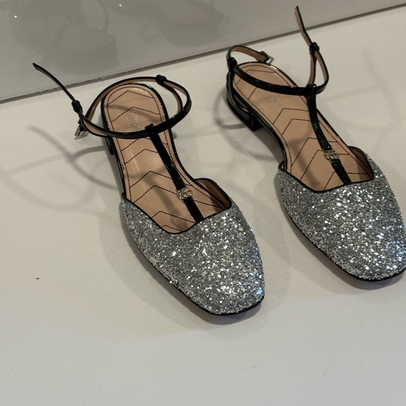 Gucci Silver Glitter Flats with Black Straps - Picture 2 of 7